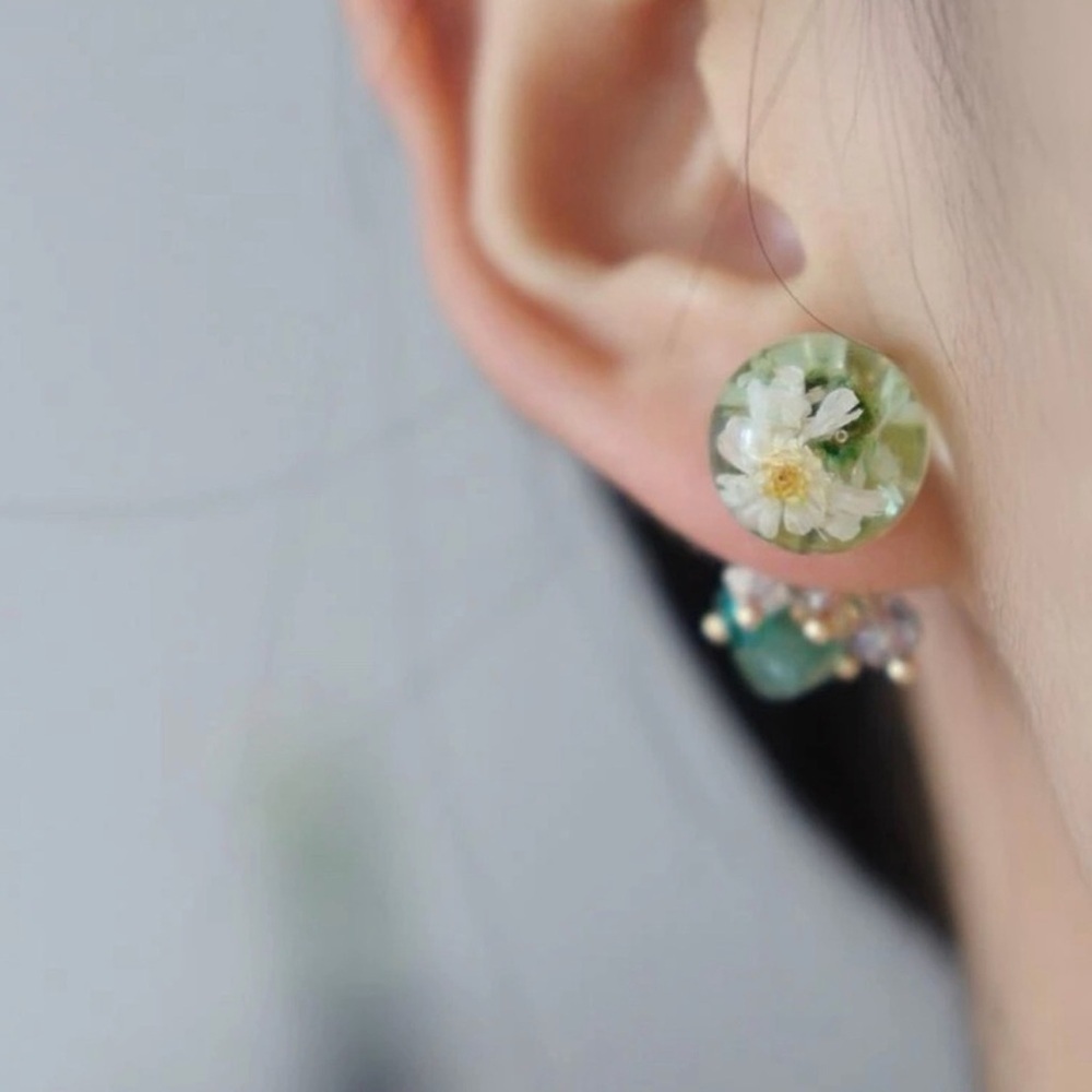 3/$22🩶 Tiny Dried Flowers Stud Earrings Double Sided Bead PREOWNED Cluster
